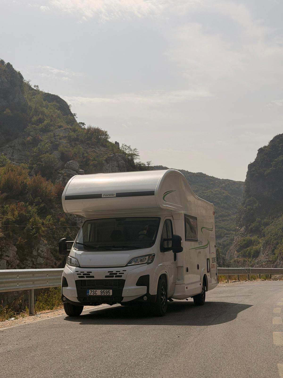 Forster A 699 DVB 2026 — skladové vozidlo BENEcamp BC-U2503 v horskej krajine